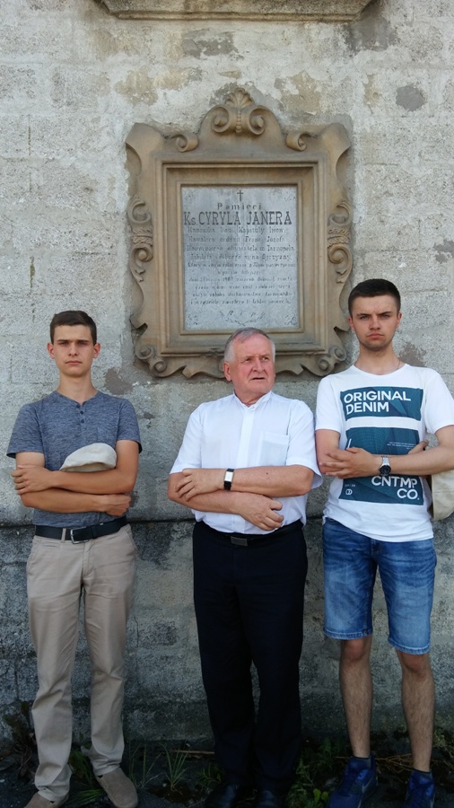 Tablica na kaplicy cmentarnej poświęcona zasłużonemu kapłanowi Tarnopola